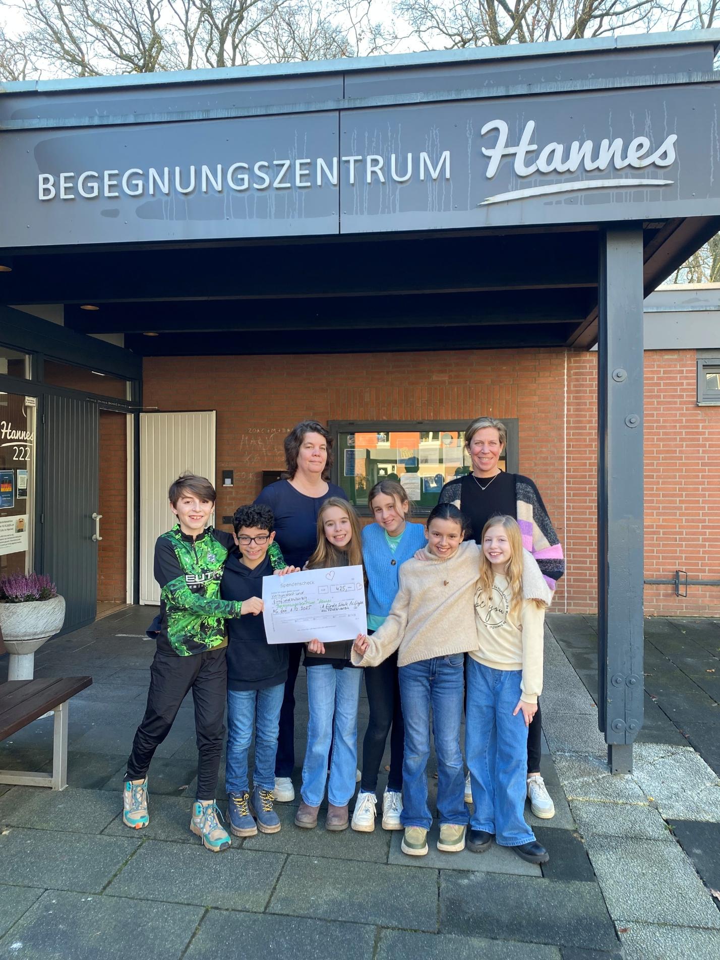 Spendenübergabe KGS Ohler mit Kindern