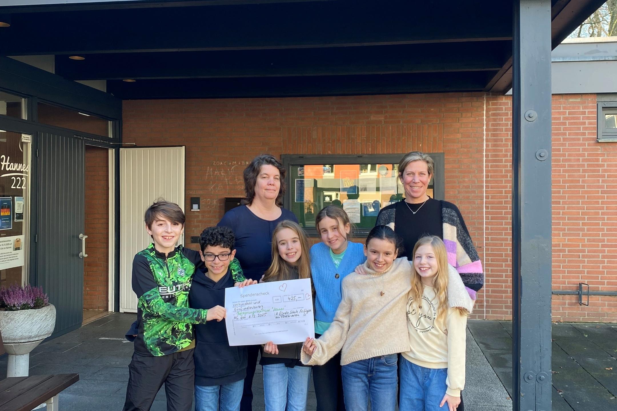 Spendenübergabe KGS Ohler mit Kindern