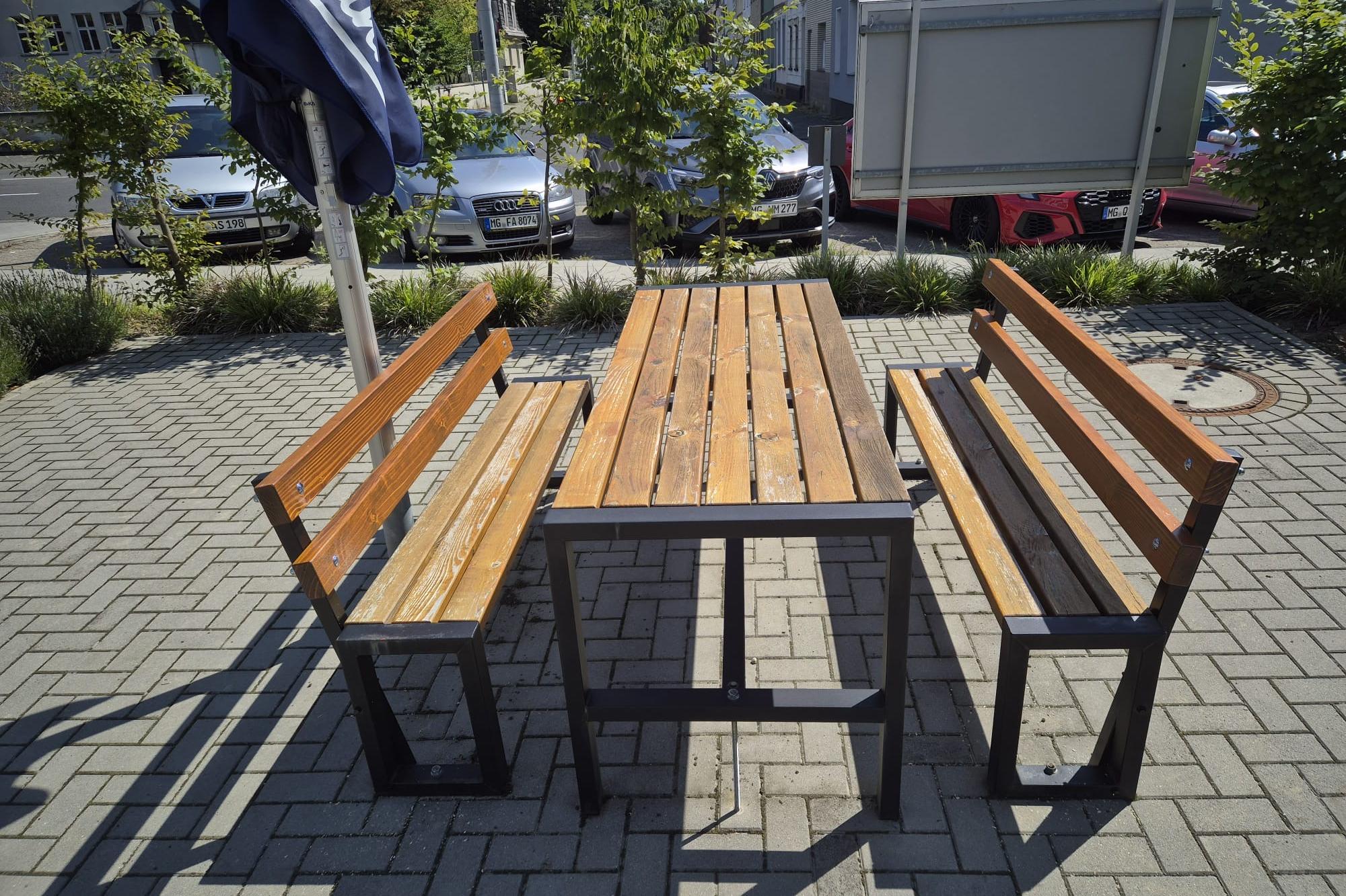 neue Holzbänke