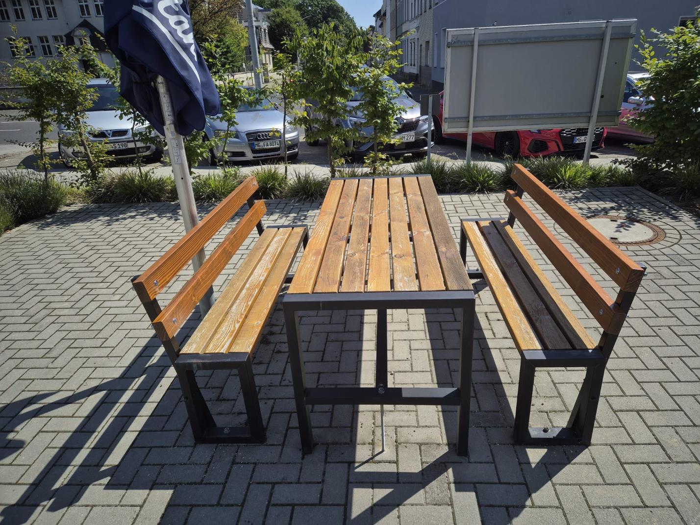 neue Holzbänke