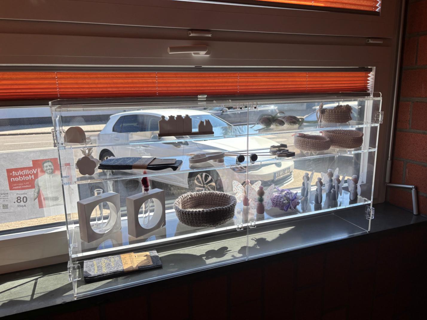 neue Vitrine im Saal