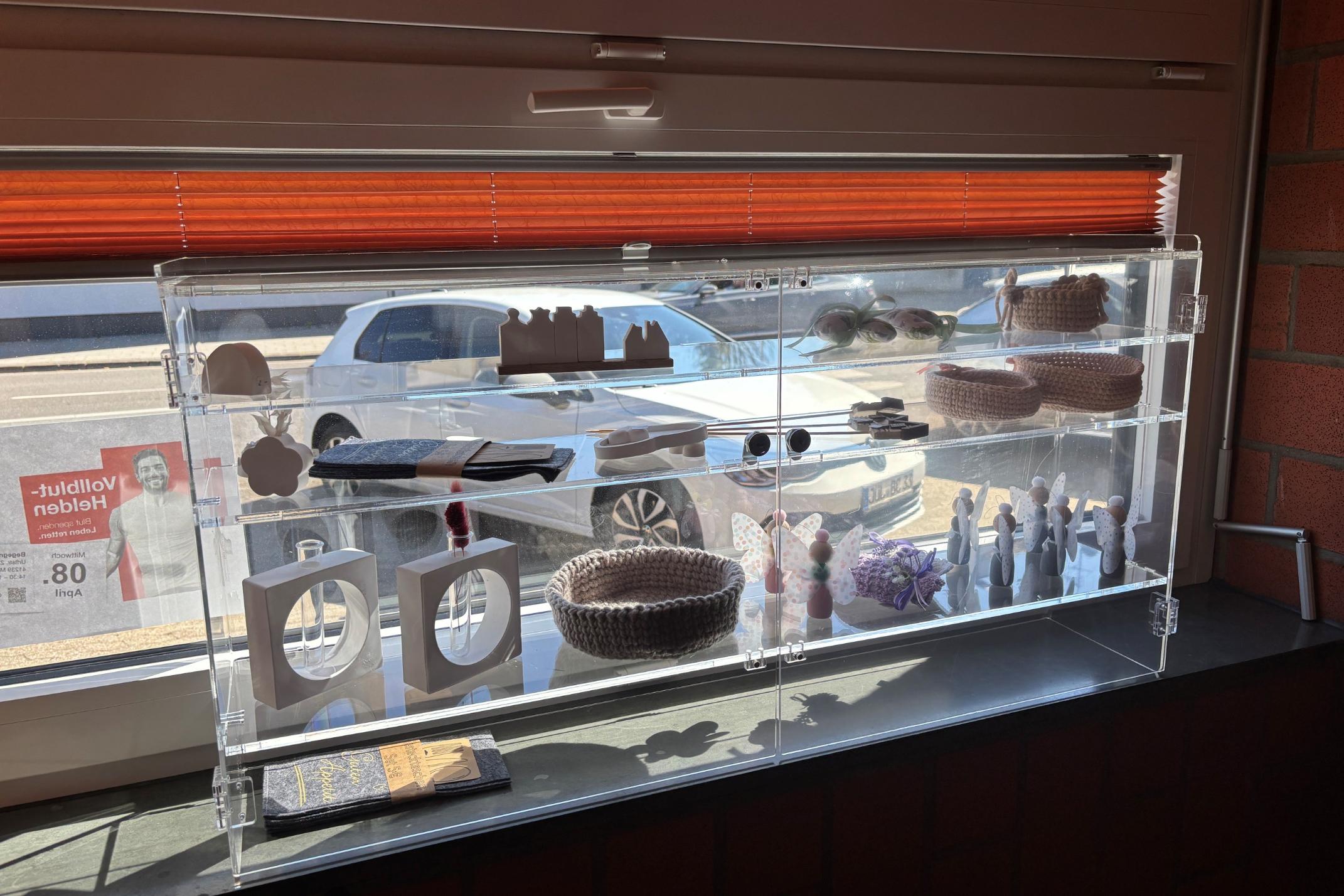 neue Vitrine im Saal